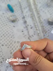  10 فضه سنسال وزنه 33 اسوارة وزها 19 وفي خاتمين باندورا وخاتم فيروز وخاتمين ستاتي واسوارة عين زرقا وخاتم