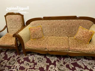  1 طقم كنب خشب زان بحالة جيده جدا 9مقاعد اربع مفردات ثلاثيه ومجوزة