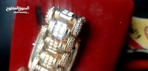  2 ساعات للبيع منهم ساعة اصلية سويسري والختم موجود وعلى الغطاء وفي ساعتين عادي مو اصلي