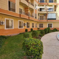  15 شقة جاهزة للسكن 3 غرف بمنتجع 3 حمامات سباحة وأمن شمالا في طريق الجونة