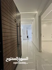  1 شقة طابقية شبه ارضي مع ترس مساحة داخلية 248 متر ومساحة ترس 100 متر باجمل مناطق الجبيهة