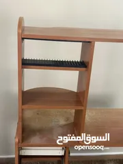  6 طاولة كمبيوتر ماليزي مستعملة بحالة جيدة، اماكن مخصصة لكل عنصر يمكن احتياجه للكمبيوتر.