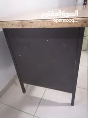  4 طاولة مكتب استعمال طالب جامعي نظيفة بدي حديد وسطح خشب ثقيل طول 66cm وعرض 121cm وارتفاع 110cm