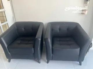  2 اثاث مكتبي للبيع بحالة الوكالة استخدام اقل من 6 شهور
