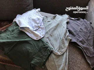  2 ملابس اطفال من عمر حديث ولادة ل عمر سنة .. بحالة الجديد وجميع الملابس براند.. سعر القطعة 50 قرش