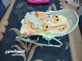  2 كراجة عرباية تعلم المشي للأطفال بحالة جيدة جدا ومعها كوت اهتزاز وثابت هدية