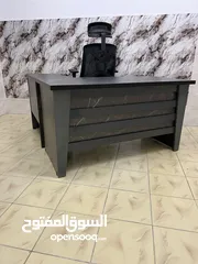  8 زاويتك بتحكي عنك! مكتب خشب لامينيت أنيق + كرسي شبك مريح 100×50 سم – فقط بـ 50 دينار