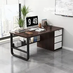  2 مكتب فاخر بتصميم عصري أنيق سطح خشبي متين بلون داكن فاخر يعطي لمسة فخامة  هيكل معدني أسود قوي  .