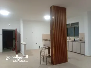  7 شقه للايجار