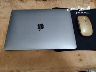  1 MacBook pro m2