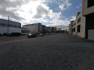  8 مجمع تجاري للبيع في منطقة المقابلين شارع القدس على 3 شوارع