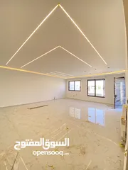 5 شقة فاخرة شبة ارضي 250 متر داخلي و 200 خارجي اعلى من مستوى الشارع في النخيل 4 غرف نوم 2 ماستر مميز