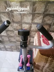  2 جهاز رياضة للمشي استعمال خفيف جداً وبحالة الجديد ويوجد معه ادوات رفع أثقال كما هو موضح في الصورة