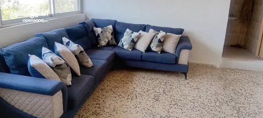 1 Are you looking for that particular contemporary living room set? Then look no further.