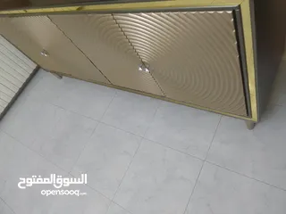  6 طاولة سفرة مع 8 كراسي  مع درسوار  وعليھم زجاج حماية سميك