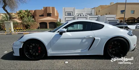  16 Porsche cayman GT4 2021