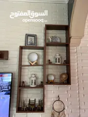  1 طاولة شاشة مع ديكور للحائط