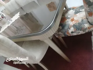  2 طاولة سفرة مع 8 كراسي  مع درسوار  وعليھم زجاج حماية سميك