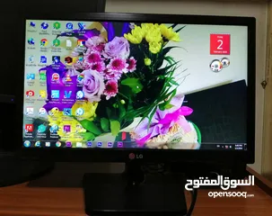  7 شاشات كمبيوتر بحالة جيدة