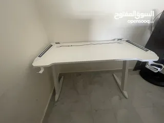  1 طولة جيمينج RGB ابيضّ مع حمالة سماعات و حمالة كاسة