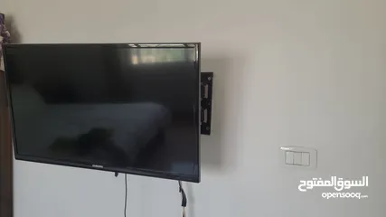  1 شاشه سامسونج 32 بوصه بحاله ممتازه
