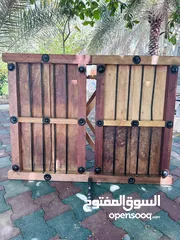  2 نوافذ خشبية عمانية الطراز