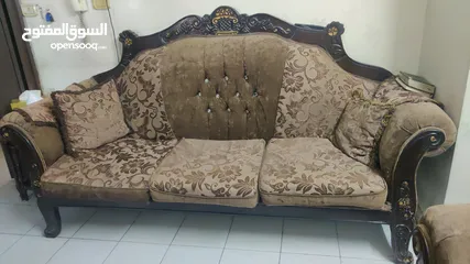 4 طقم كنب شبه جديد للبيع بسعر مغري جدا خشب قوي