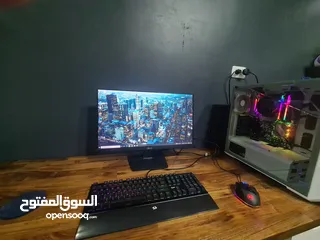  4 شاشة asus بحالة ممتازة