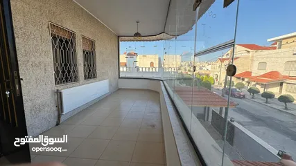  16 Well-Maintained Villa in Umm Al Summaq / فيلا بحالة ممتازة في أم السماق