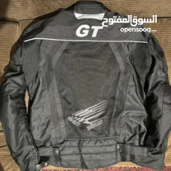  2 جكيت دراجة نارية عدد 2 الاسود حجم xl صيفي + شتوي  الجكيت الاسود و احمر حجم xs صيفي  طبعن بحالة نظيفة