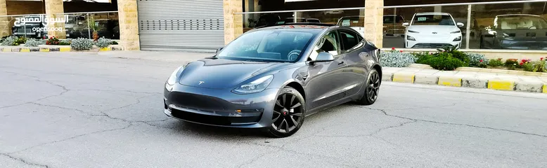  2 تيسلا 2023 MODEL 3 فحص كامل 4 جـيـد ممشى قليل 20 الف بحالة الوكالة لون فيراني مميز بسعر محرووق ولقطة
