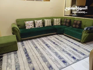  1 طقم جلوس كورنر تفصيل مع طاولة وسط و ثنائي عدد 2 جميعهم استعمال بسيط بحالة ممتازة جدا