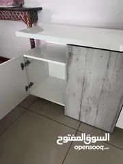  2 طاولة تلفزيون لامنيت لون ابيض بحالة الجديد مع وحدات تخزين