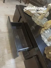  6 طاولات وسط 1 حجم كبير معها 4 سيرفيس 2 كبير و 2 صغير