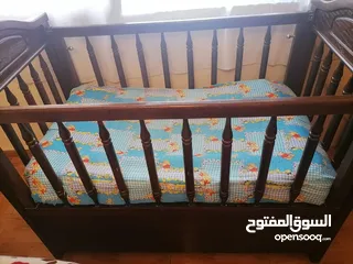  6 تخت اطفال خشب بني اللون مع الفرشة