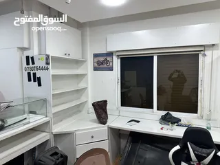  5 ديكور محل صيانة عبارة عن الواح تعليق بترينة عرض خشب وقزاز رفوف خزائن بحالة الوكالة للبيع بسعر ممتاز