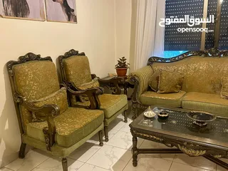  3 غرفة ضيوف مع طاولات