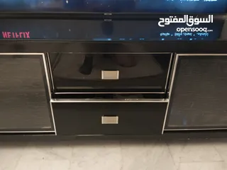  3 طاولة تلفزيون لون اسون بحالة ممتازة للبيع درجين وسطانيات واماكن تخزين جانبية  سطح زجاجي وارفف زجاجية
