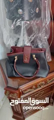  2 شنط ستاتية للبيع منها ماركة louis vuitton و guess جلد جديدة للبيع