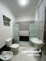  21 شقه 180م طابق أول بالقرب من الكلية العليمة الإسلامية منطقة الفلل