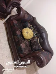  2 كنب للبيع مع الطاولات