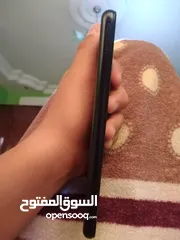  4 هاتف سامسونج مجرح ضهره شوي من الكفر معاه كفر اصلي وكمان واحد مش اصلي