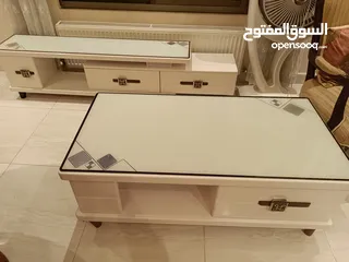  7 طاوله وسط وطاوله تلفزيون جوده عاليه  للبيع من المالك
