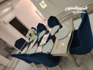  8 طاولة طعام بحالة ممتازة