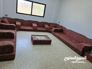  4 فرش عربي واسع بحاله ممتازة للبيع في الزرقاء مقاساته 3.70*3.90