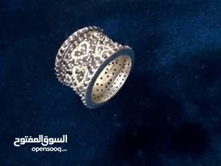  1 خاتم فضة تقيل كتير والخرز اللي عليه مستحيل يوقع