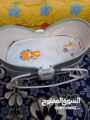  2 كاروك هزاز مستخدم مع سرير طفل للبيع
