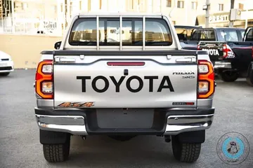 6 موديل 2023 Toyota Hilux لون سلفر اطارات المنيوم