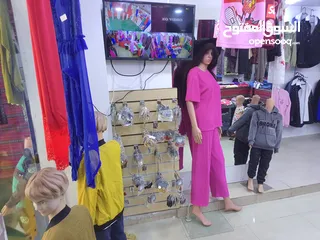  7 محل ألبسه للبيع مع كافة مستلزمات وديكور ولبضاعه او بيع الديكور ولبضاعه بدون المحل