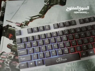  11 كيبورد + ماوس قيمنق  مستعمل مرة واحد و استعمال خفيف من شخص مبتدئ جدا ولا يتقن العب فيه